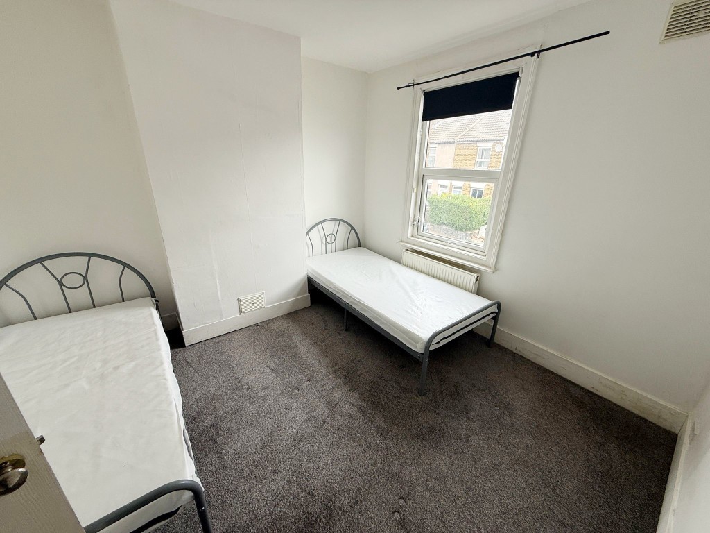 Lot: 118 - MID-TERRACE HOUSE FOR REFURBISHMENT - Bedroom